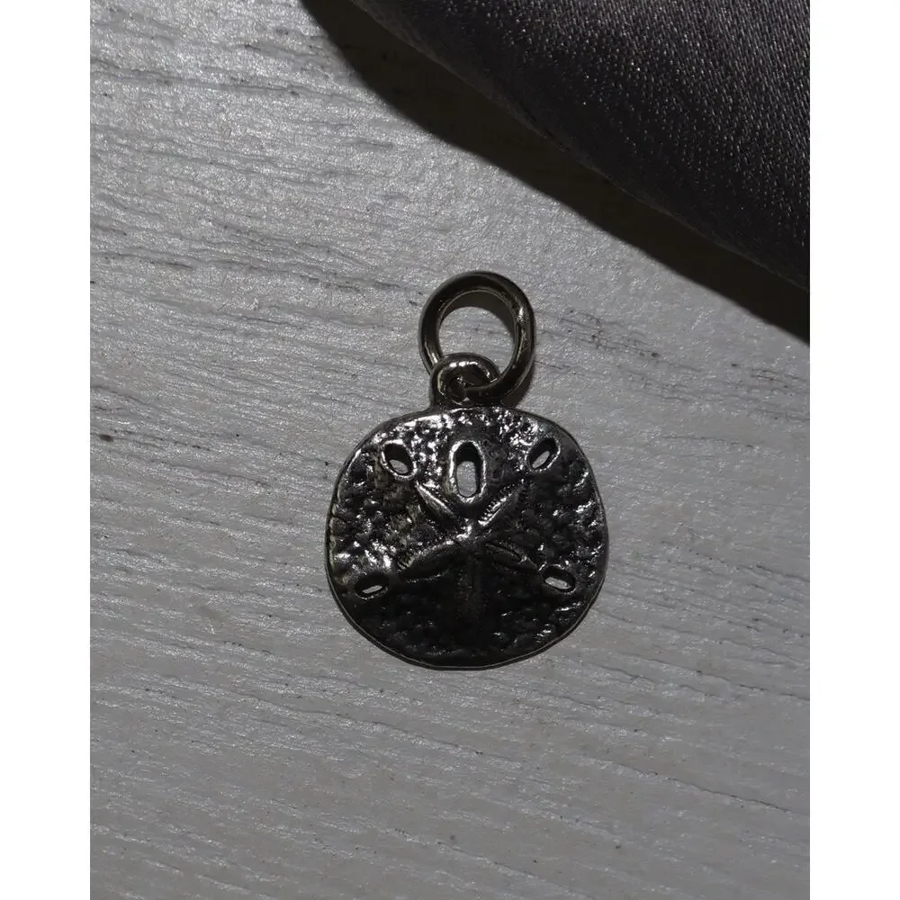 James Avery Sterling Silver Sand Dollar Charm 1.36G / 0.7in - Picture 1 of 3